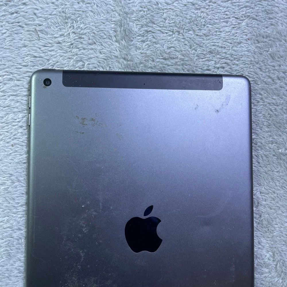 Apple iPad 7th Gen Black WiFi Cracked Screen For Parts Repair Only‎ Not Working
